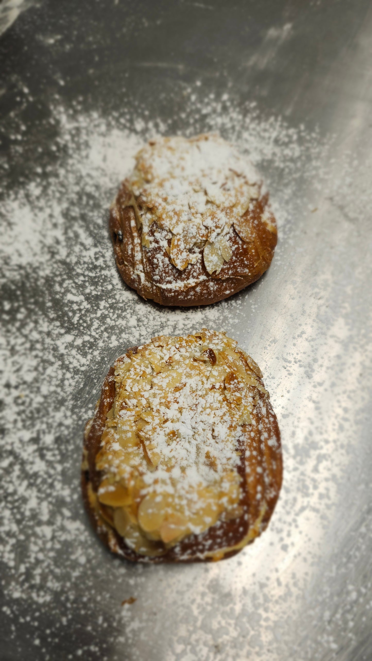 Pain chocolat, crĂšme d'amande et framboises