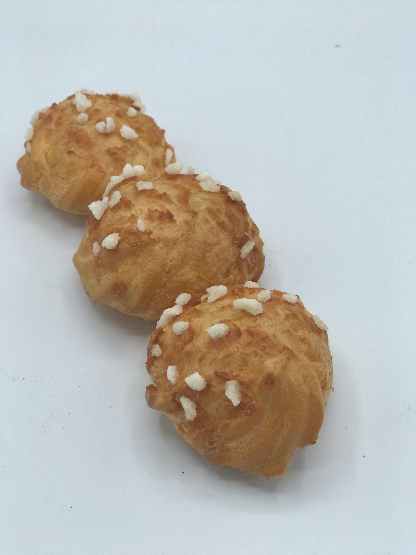 Chouquette nature ou garnies de crème mousseline.