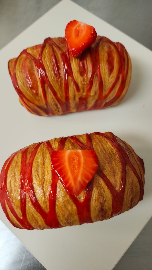 Le Feuilleté Signature : Fraise & Rhubarbe
