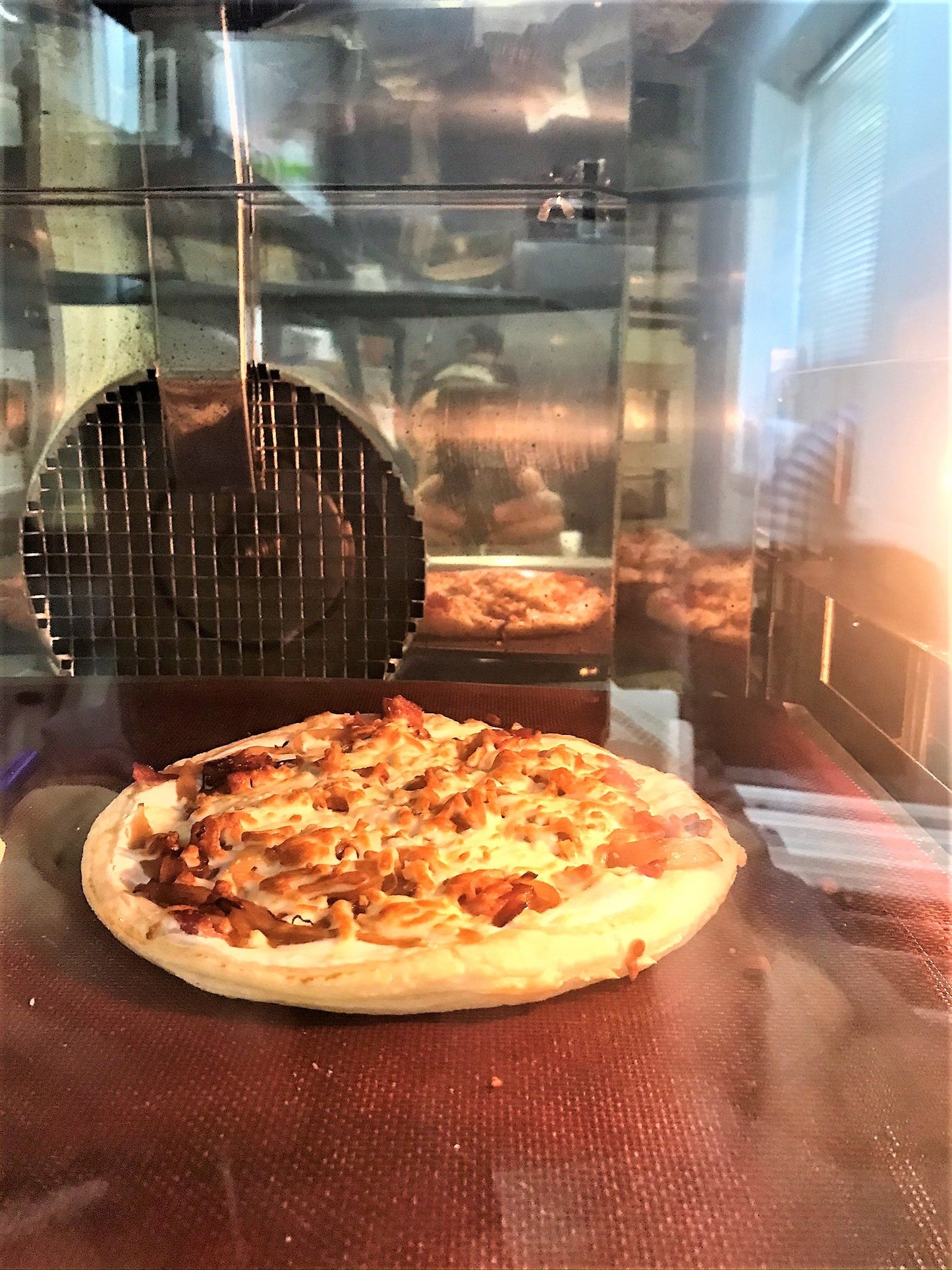 Tarte flambée oignon, bacon et fromage